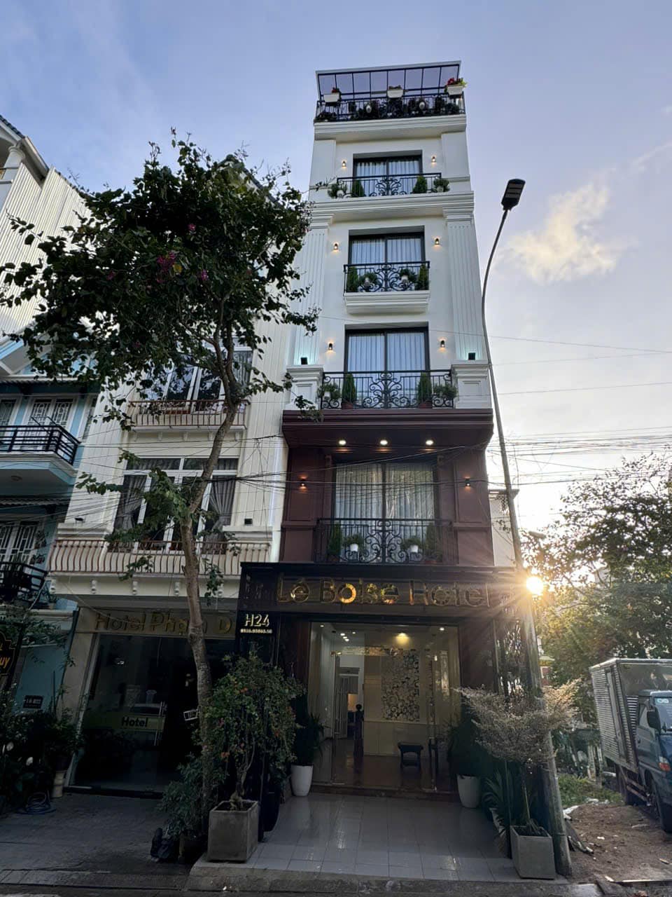 Mặt tiền khách sạn Le Boise Hotel sau khi sửa xong