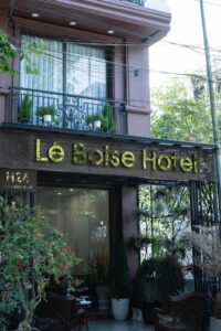 Mặt tiền khách sạn Lé Boise Hotel sau khi sửa xong