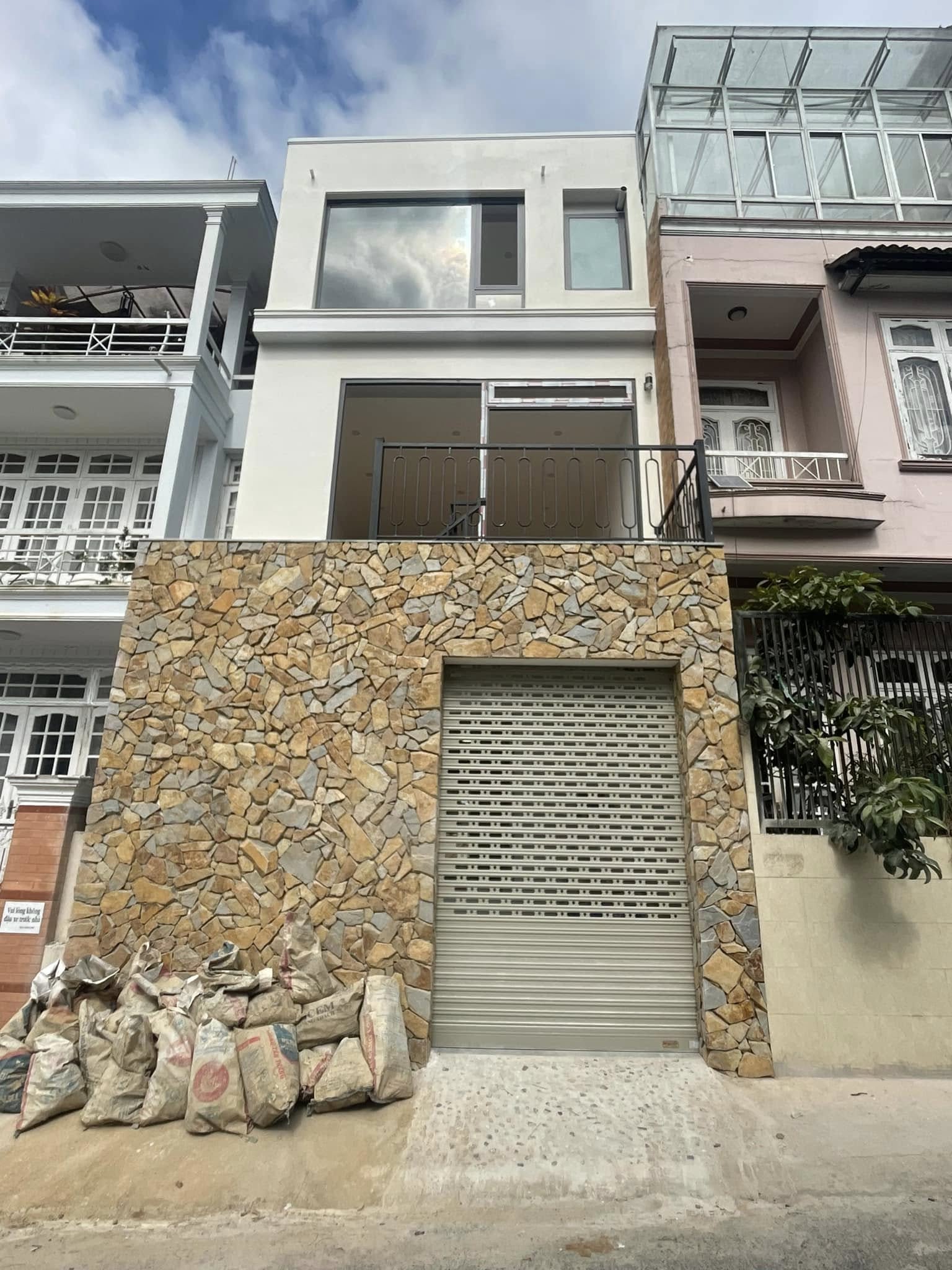 Mặt tiền phía ngoài nhà