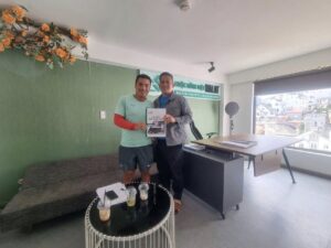Anh Phương và anh Hải thảo luận về bản vẽ dự án Villa Huy Phương