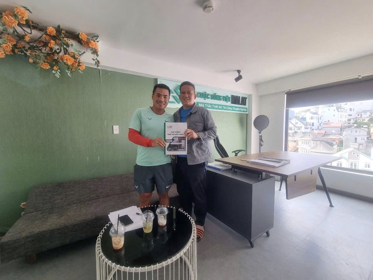 Anh Phương và anh Hải thảo luận về bản vẽ dự án Villa Huy Phương