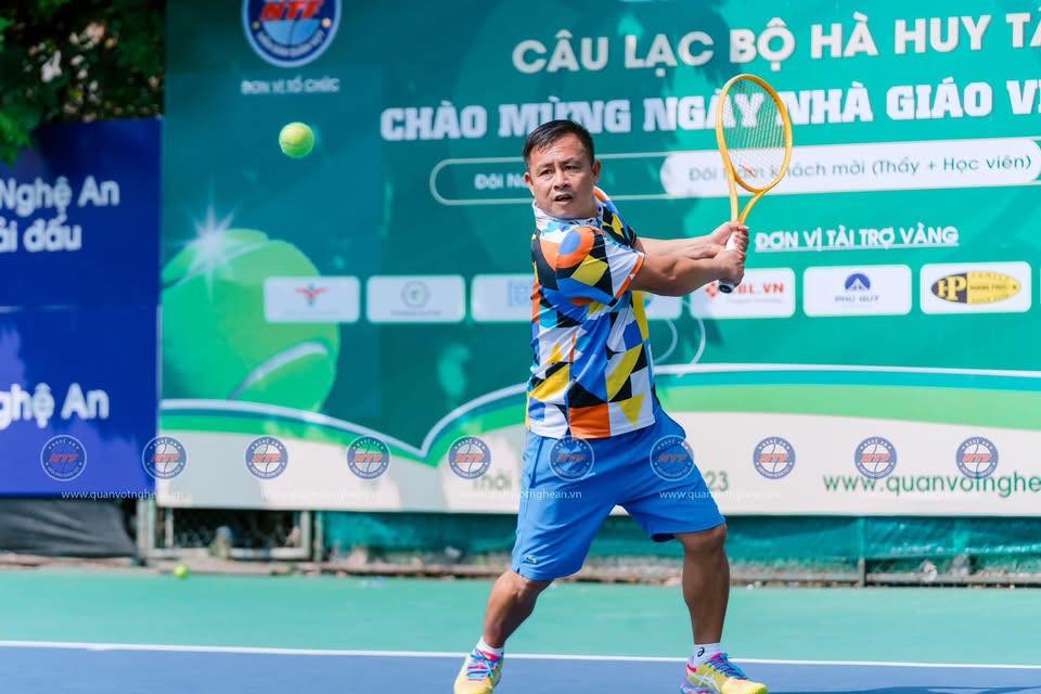 Thầy Hùng với niềm đam mê với bộ môn tennis