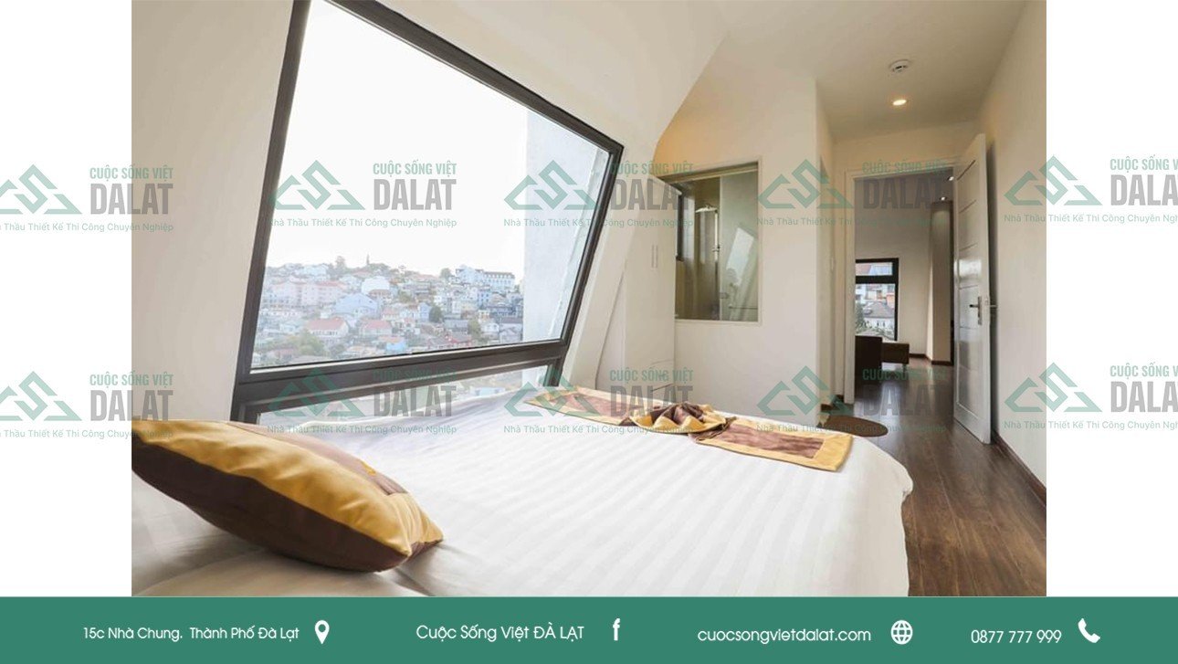Cửa sổ lớn của phòng gác mái