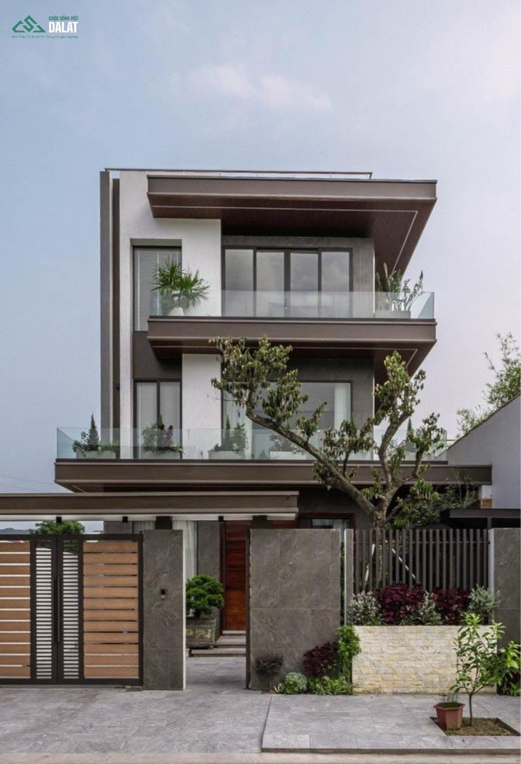 Sân vườn xanh mát trong nhà ống hiện đại