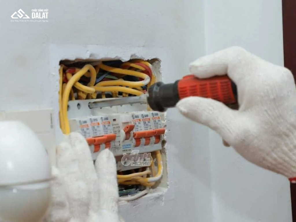 Cách kiểm tra dây điện âm tường bị chập và cách phòng tránh