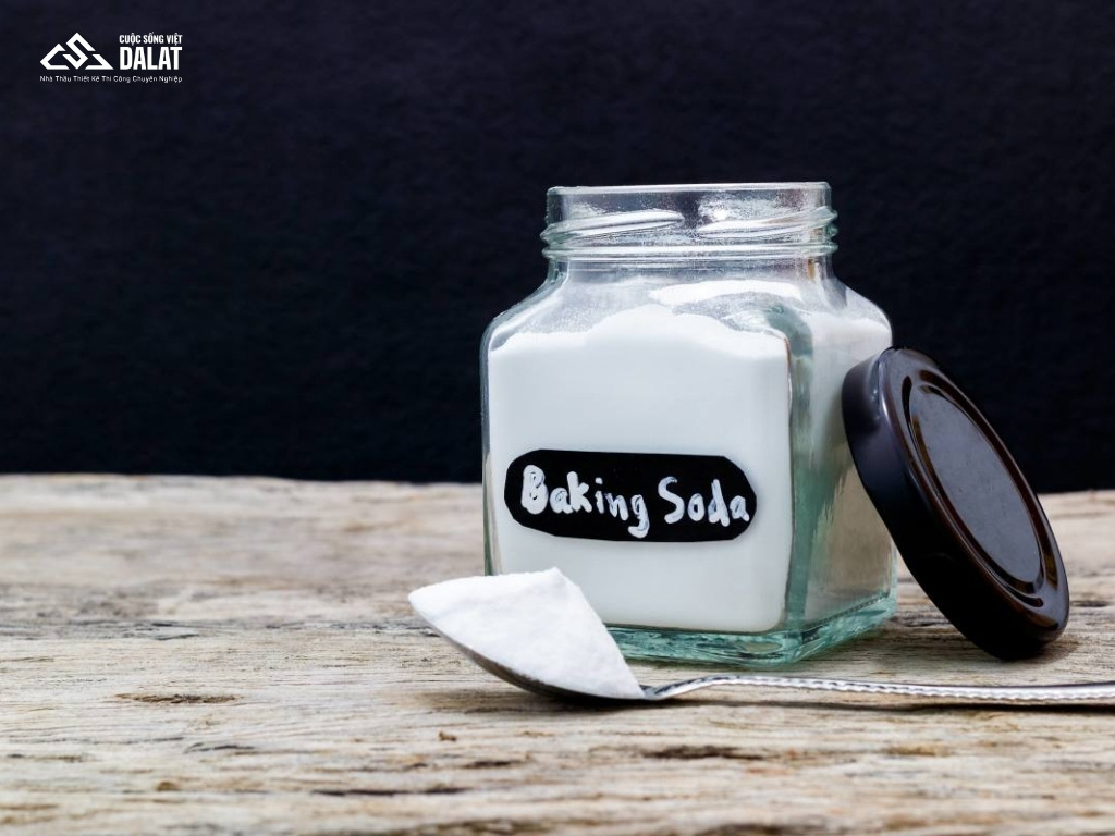 Làm sạch rêu sân xi măng bằng bột baking soda