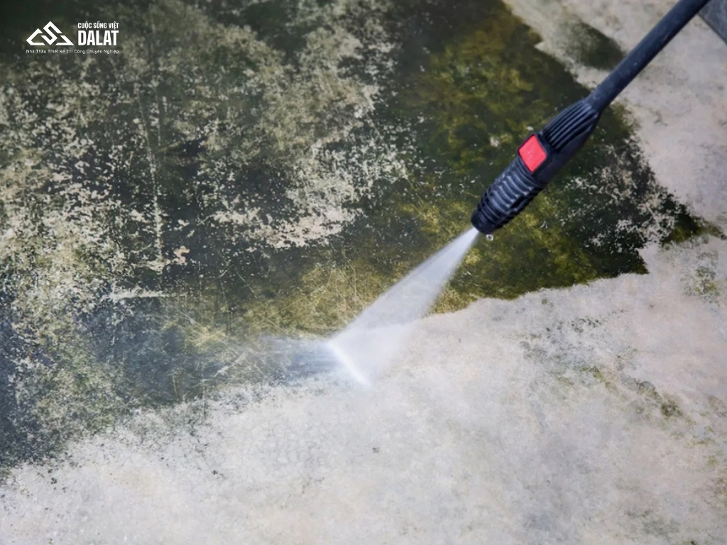 Ứng dụng máy rửa áp lực cao để tẩy rêu nền xi măng