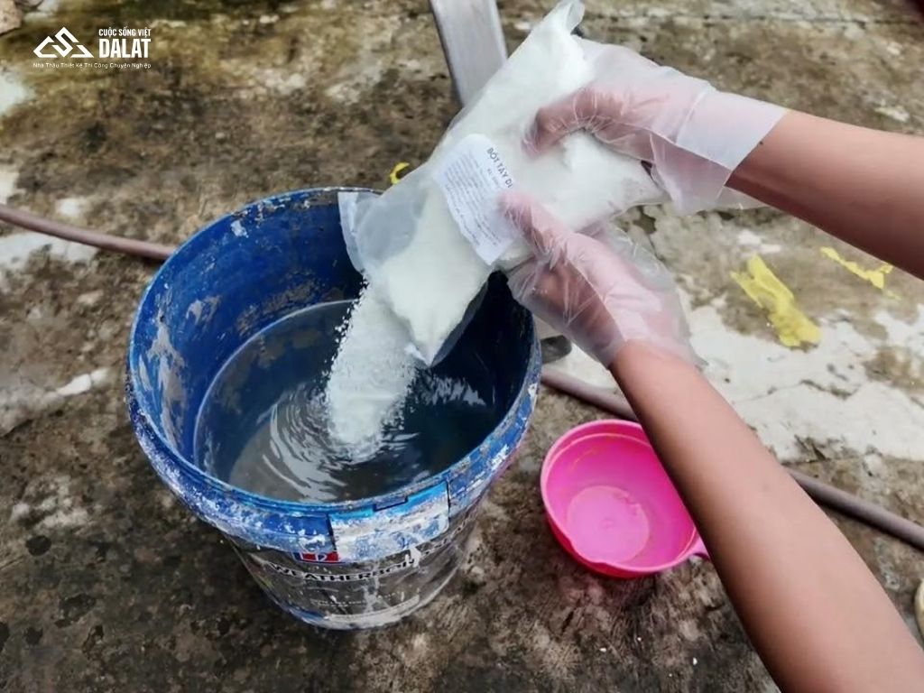 Cách làm sạch rêu trên sân xi măng bằng thuốc diệt rêu