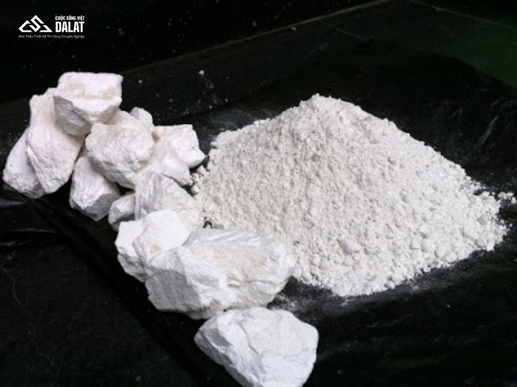 Tẩy rêu sân xi măng bằng vôi bột